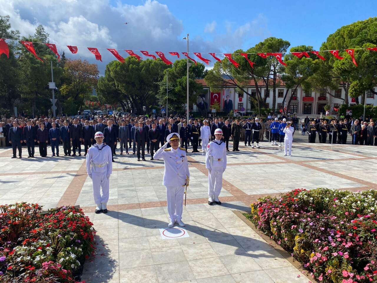 Cumhuriyet’in 102. Yılı Kutlamaları Çelenk Sunma Töreniyle Başladı 6